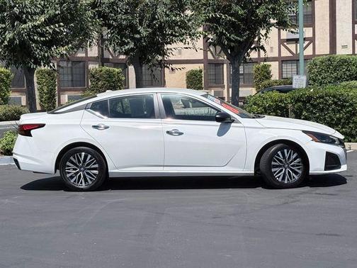Glacier White 2025 Nissan Altima SV