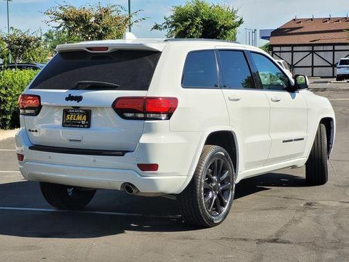 Bright White Clearcoat 2022 Jeep Grand Cherokee WK Laredo