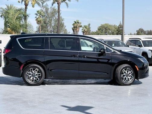 Diamond Black 2027 Chrysler Pacifica LIMITED