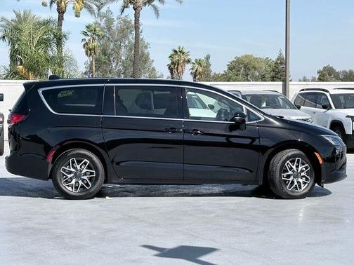 Diamond Black 2027 Chrysler Pacifica LIMITED