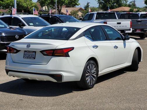 Glacier White 2025 Nissan Altima SV