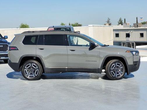 Sting Gray Clearcoat 2026 Jeep Cherokee LAREDO/LIMITED