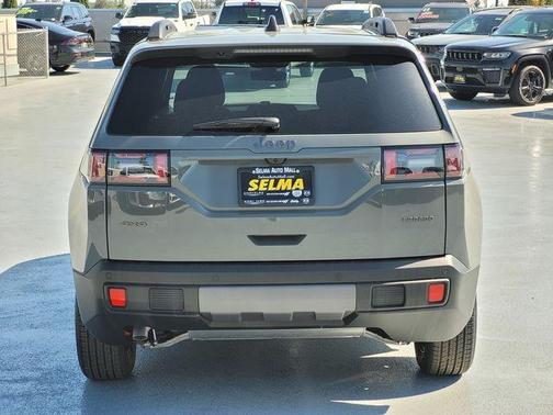 Sting Gray Clearcoat 2026 Jeep Cherokee LAREDO/LIMITED