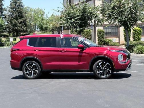 Red 2024 Mitsubishi Outlander SE