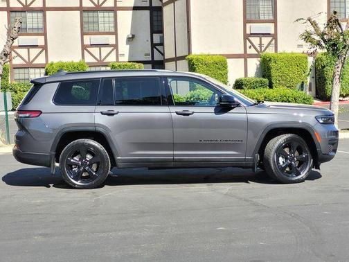 Metallic 2022 Jeep Grand Cherokee L Laredo