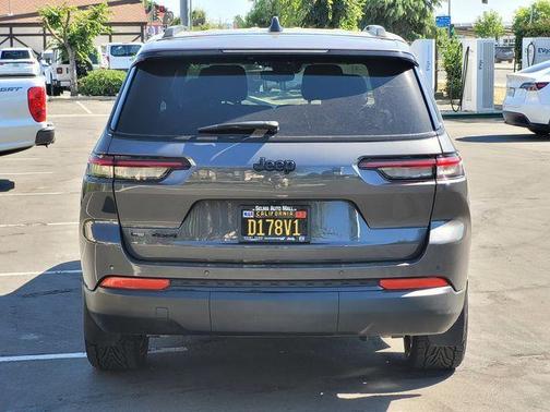 Metallic 2022 Jeep Grand Cherokee L Laredo
