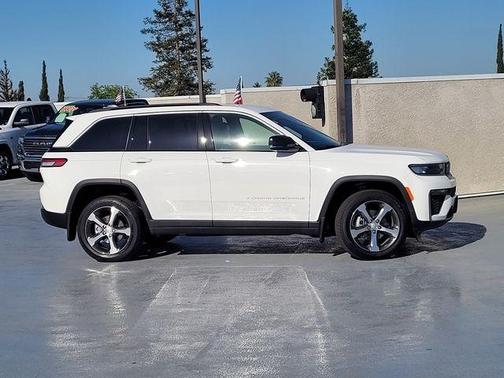 Bright White Clearcoat 2026 Jeep Grand Cherokee Limited