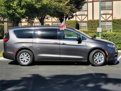 2023 Chrysler Pacifica Touring-L
