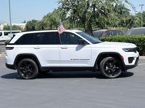 Bright White Clearcoat 2023 Jeep Grand Cherokee Altitude