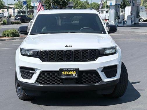 Bright White Clearcoat 2023 Jeep Grand Cherokee Altitude