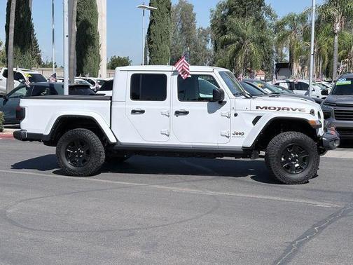 Bright White Clearcoat 2023 Jeep Gladiator Mojave