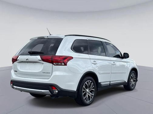 Diamond White Pearl 2016 Mitsubishi Outlander SEL