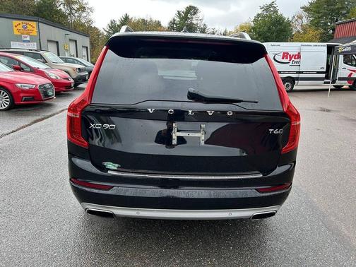 2016 Volvo XC90 T6 Momentum