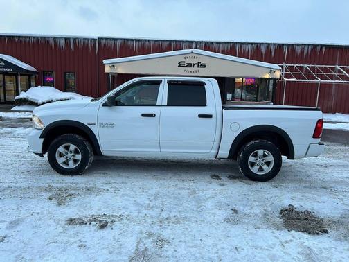 Brilliant Black Crystal Pearlcoat 2018 RAM 1500 Express