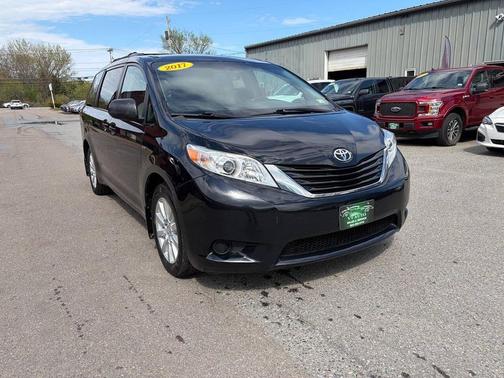 Midnight Black Metallic 2017 Toyota Sienna LE