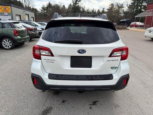 Crystal White Pearl 2018 Subaru Outback 2.5i Premium