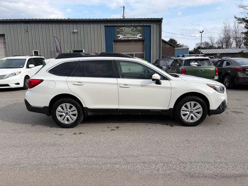 Crystal White Pearl 2018 Subaru Outback 2.5i Premium