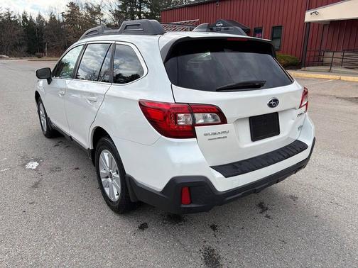 Crystal White Pearl 2018 Subaru Outback 2.5i Premium