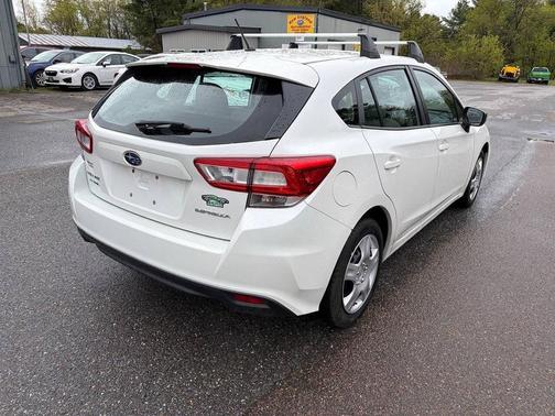 Crystal White Pearl 2019 Subaru Impreza 2.0i