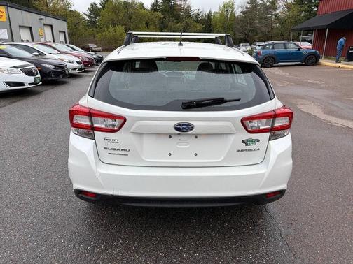 Crystal White Pearl 2019 Subaru Impreza 2.0i
