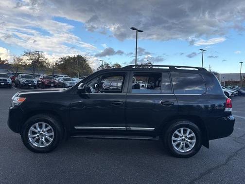 2016 Toyota Land Cruiser Base