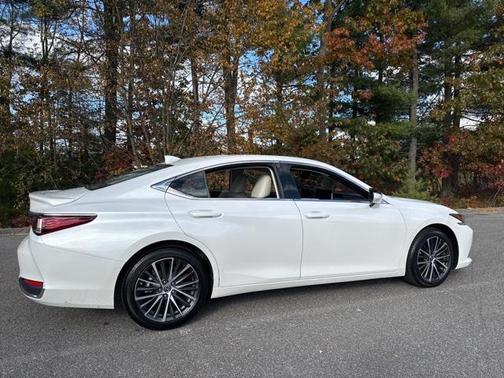 2025 Lexus ES 300h Premium