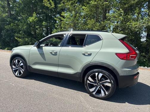 2023 Volvo XC40 B5 Ultimate Dark Theme