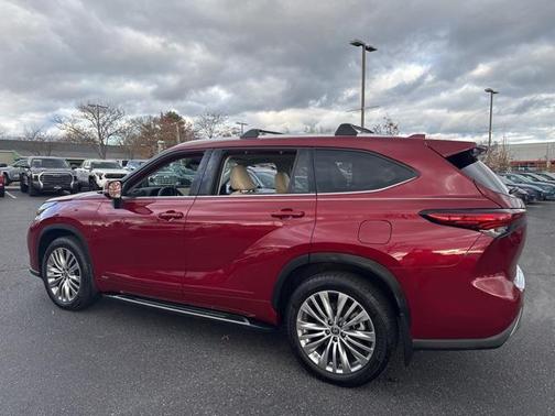 2023 Toyota Highlander Hybrid Platinum