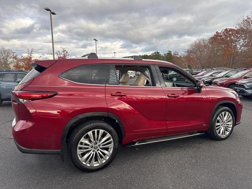 2023 Toyota Highlander Hybrid Platinum