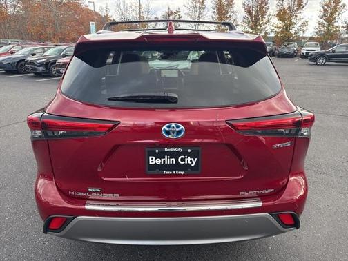 2023 Toyota Highlander Hybrid Platinum
