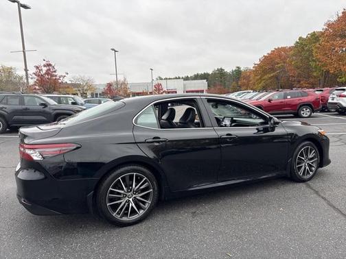 2022 Toyota Camry Hybrid XLE