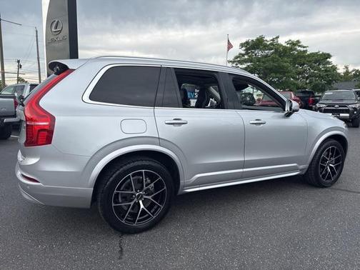 2022 Volvo XC90 T5 Momentum