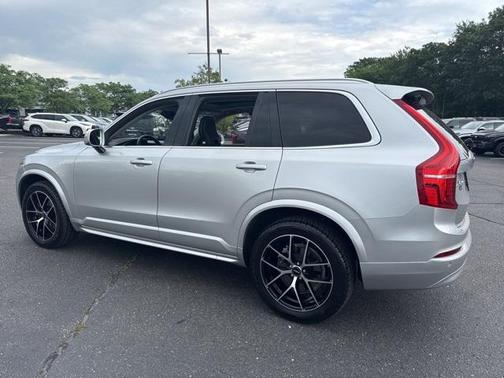 2022 Volvo XC90 T5 Momentum