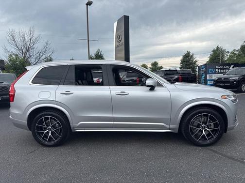 2022 Volvo XC90 T5 Momentum