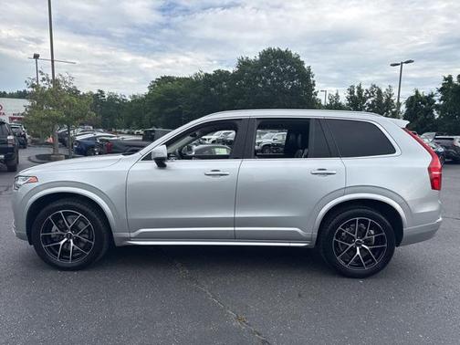 2022 Volvo XC90 T5 Momentum