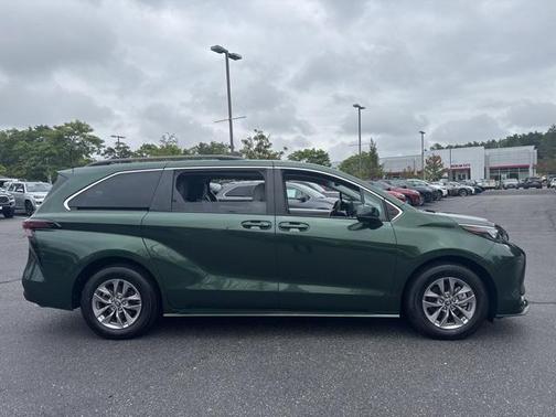 2024 Toyota Sienna LE