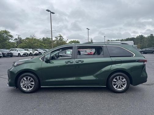 2024 Toyota Sienna LE