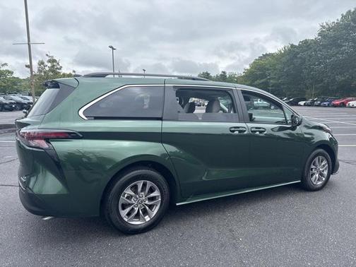 2024 Toyota Sienna LE