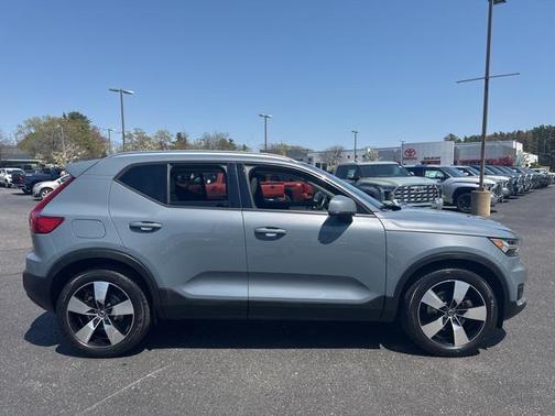 2020 Volvo XC40 T5 Momentum
