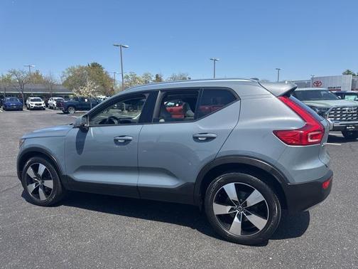 2020 Volvo XC40 T5 Momentum