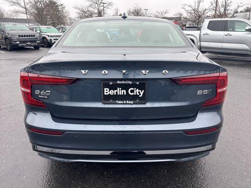 2024 Volvo S60 B5 Core Dark Theme