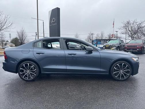 2024 Volvo S60 B5 Core Dark Theme