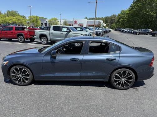 2024 Volvo S60 B5 Core Dark Theme