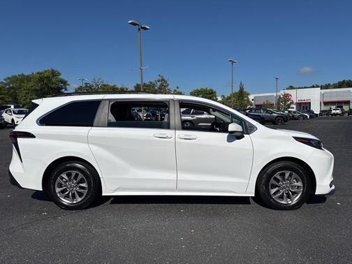 2024 Toyota Sienna LE