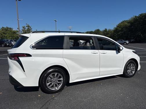 2024 Toyota Sienna LE