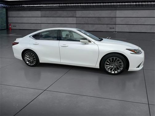 2025 Lexus ES 300h Luxury