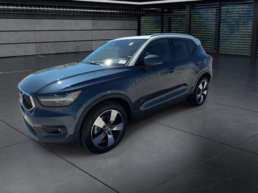 2021 Volvo XC40 T4 Momentum