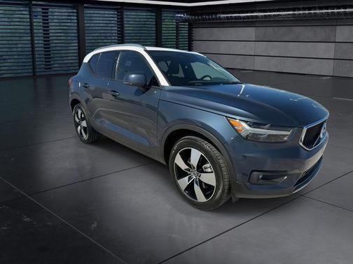 2021 Volvo XC40 T4 Momentum
