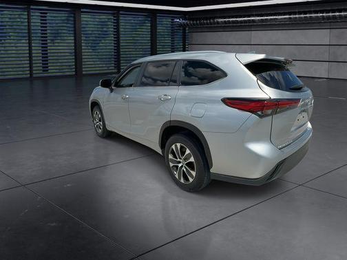 Celestial Silver Metallic 2023 Toyota Highlander XLE