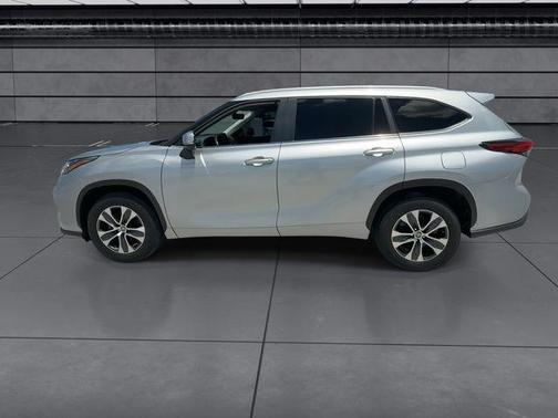 Celestial Silver Metallic 2023 Toyota Highlander XLE